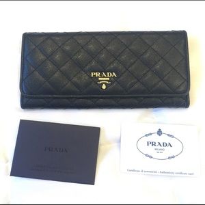 PRADA Saffiano Quilted Wallet Like New